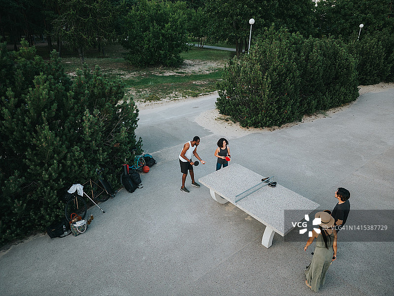 下班后打乒乓球的朋友图片素材