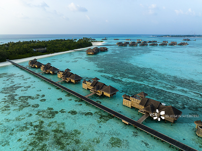 马尔代夫北马累环礁热带旅游度假村的空中别墅图片素材