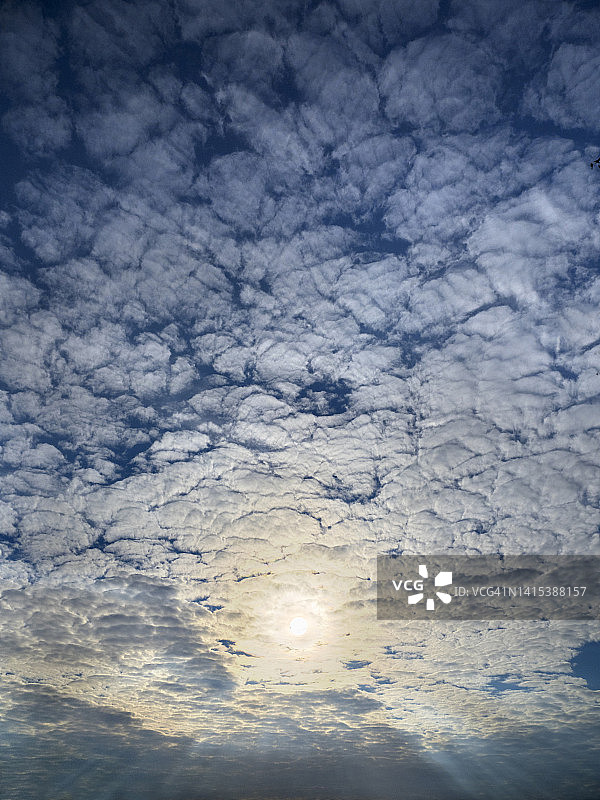 拉德利村上空的高积云和太阳图片素材