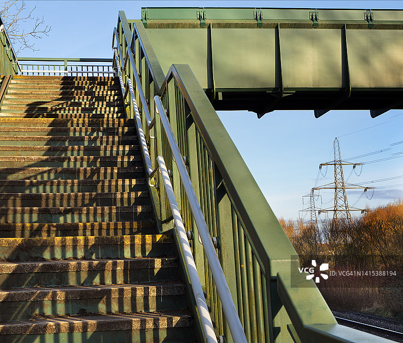 横跨伦敦至牛津和伯明翰主线的铁路桥图片素材