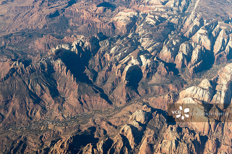 犹他州侏罗纪纳瓦霍砂岩和锡安峡谷鸟瞰图图片素材