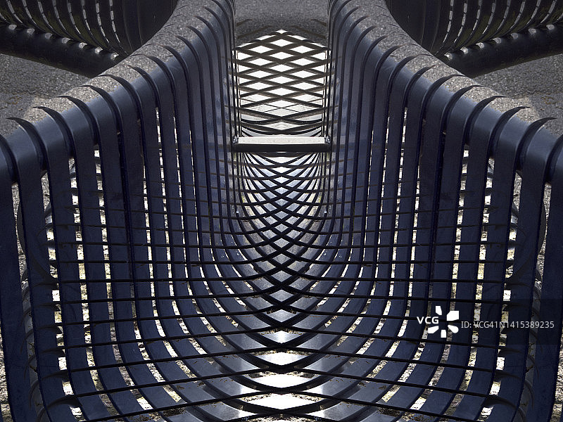 抽象可视化：牛津郡拉德利车站外的圆形金属长凳和阴影图片素材