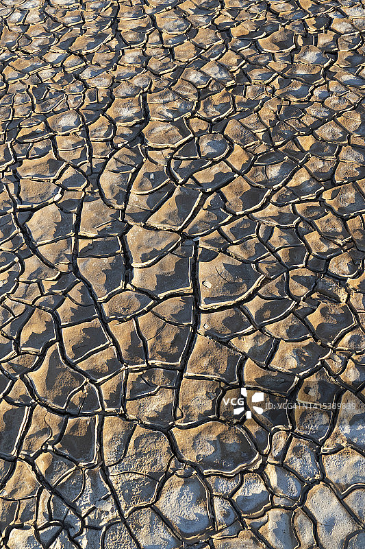 加州死亡谷国家公园泥裂图片素材