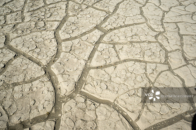 加利福尼亚州东南部现代盐湖上湿泥干燥收缩形成的泥裂图片素材