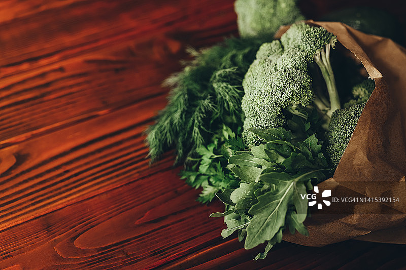 新鲜有机香草和绿叶蔬菜图片素材