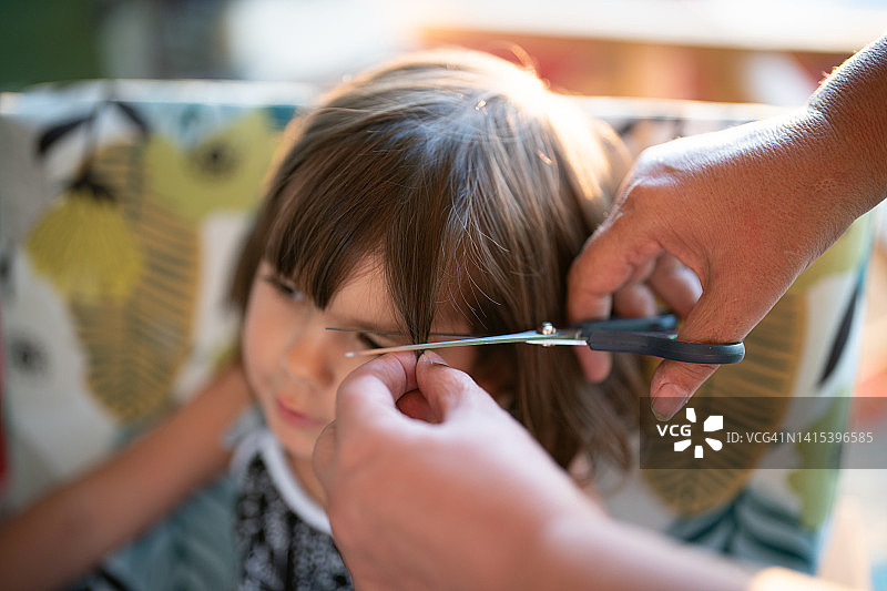 奶奶给小女孩理发图片素材