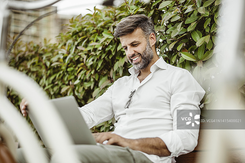 在新鲜空气中工作图片素材