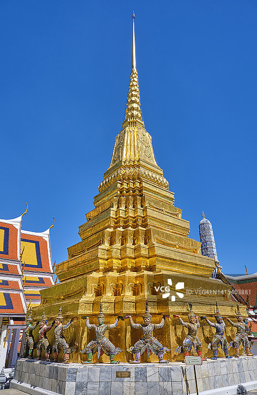 泰国曼谷玉佛寺金色佛塔周围的寺庙守护雕像图片素材