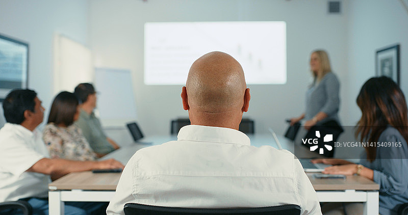 女商人于现代会议室讲解营销策略，提升销售额图片素材