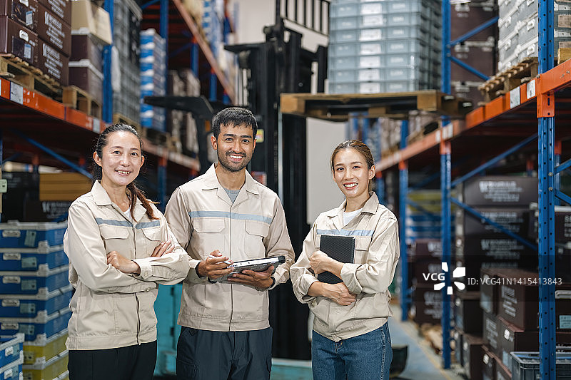 仓库工人在大型仓库中图片素材