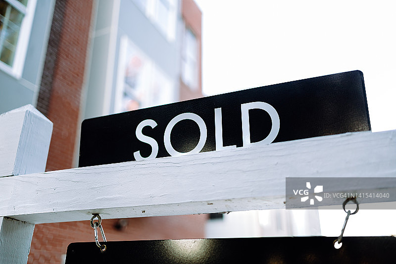 房屋前院的已售标志图片素材