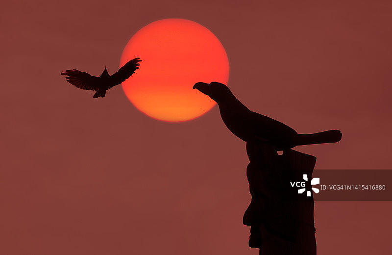 日出时的图腾柱图片素材