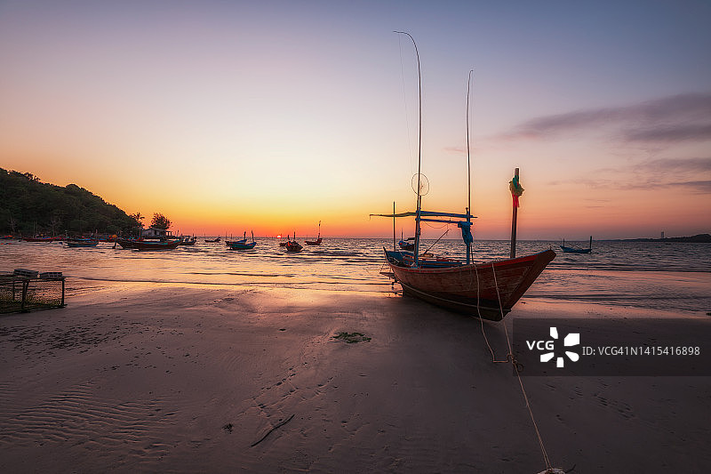 泰国罗勇府湄蓝蓬海滩的渔船图片素材