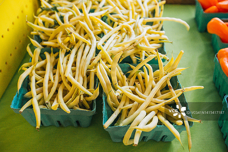 蔬菜摊上的新鲜农场四季豆图片素材