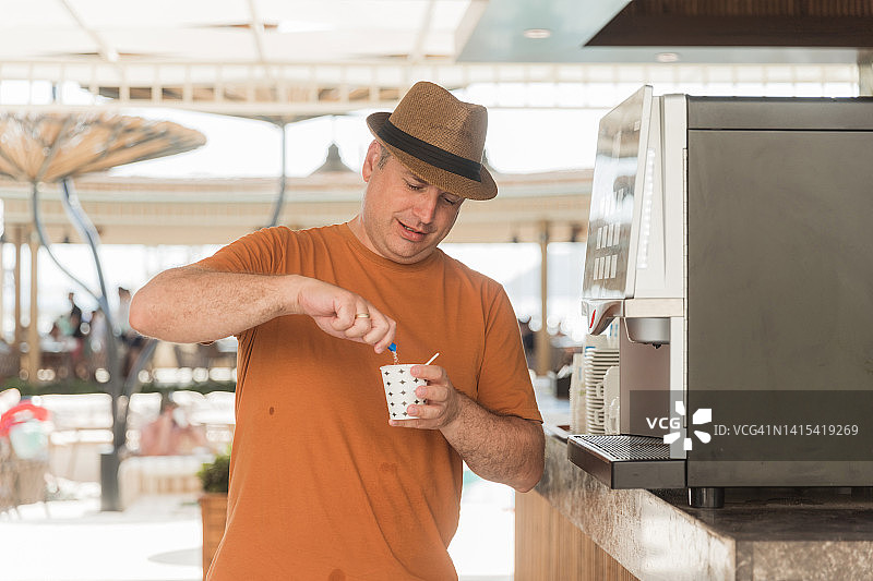 游客在咖啡里加糖图片素材