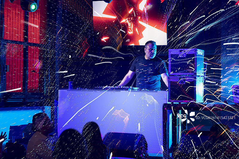 拉丁裔DJ在俱乐部现场表演图片素材