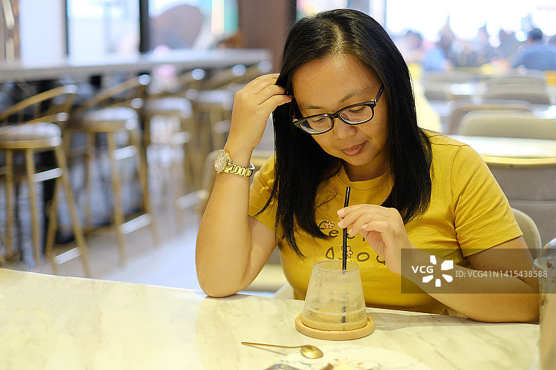 女人在咖啡馆喝冰咖啡图片素材