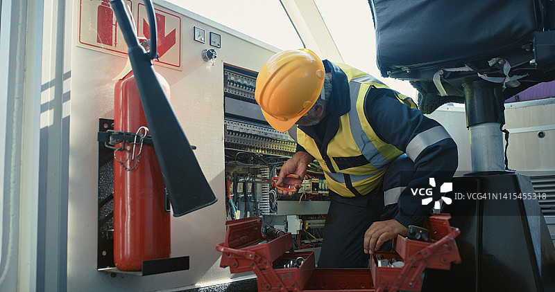 电工维修电气设备图片素材