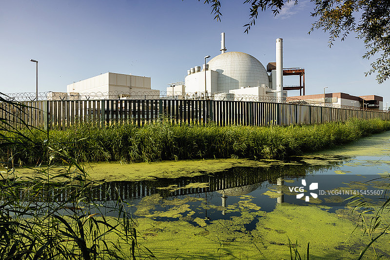 德国布罗克多夫核电站的河流倒影图片素材