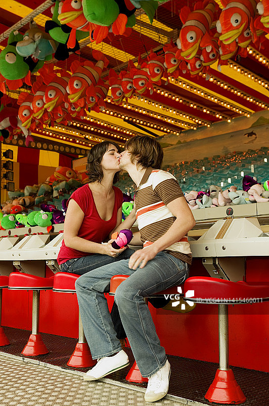 年轻夫妇亲吻图片素材