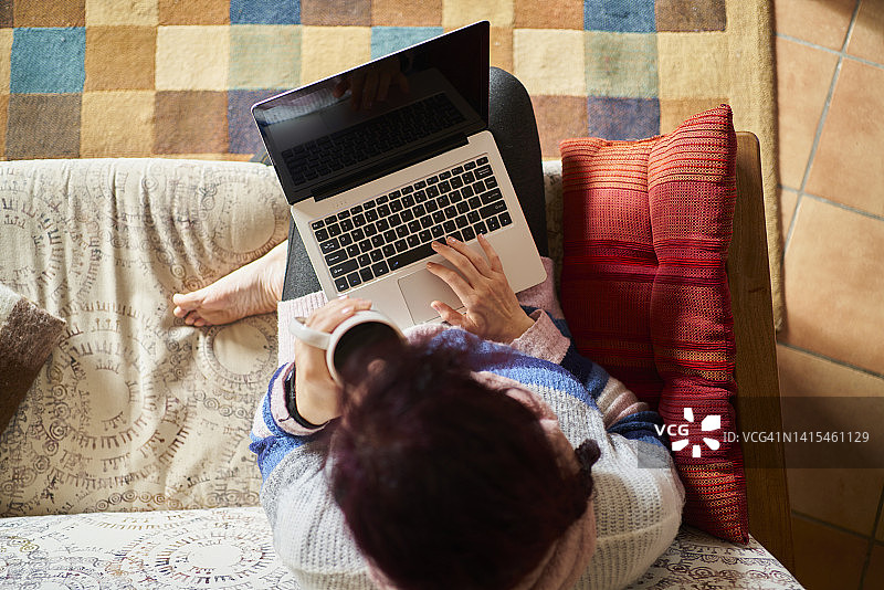 在家工作喝咖啡的白人妇女照片图片素材