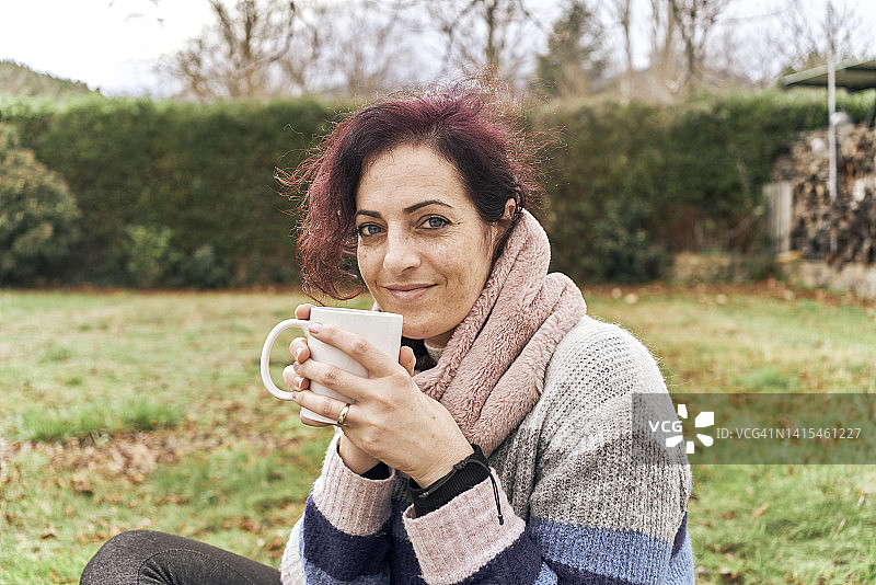 冬季特写：围着围巾的白人妇女手捧茶杯图片素材