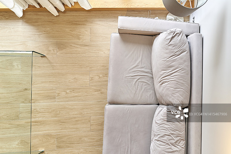 自然光照亮的现代公寓客厅（高角度）图片素材