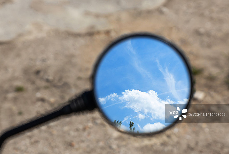 镜中的蓝色天空图片素材