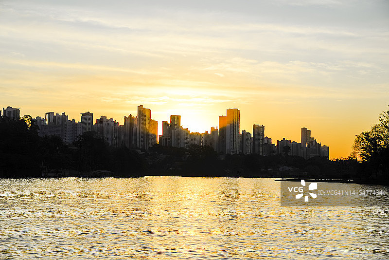 巴西隆德里纳伊加波湖岸日落图片素材