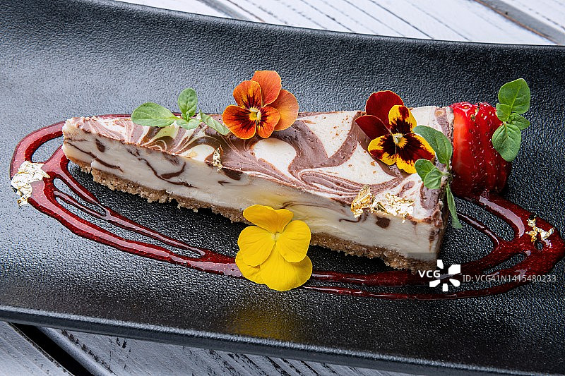 巧克力旋涡黑巧克力蓝莓薄荷冻图片素材