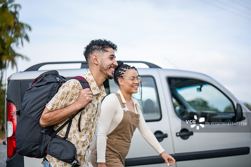 游客夫妇抵达旅馆图片素材