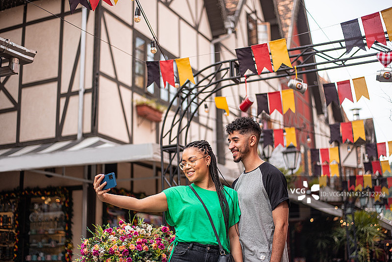 情侣在圣卡塔琳娜州布卢梅瑙市自拍图片素材