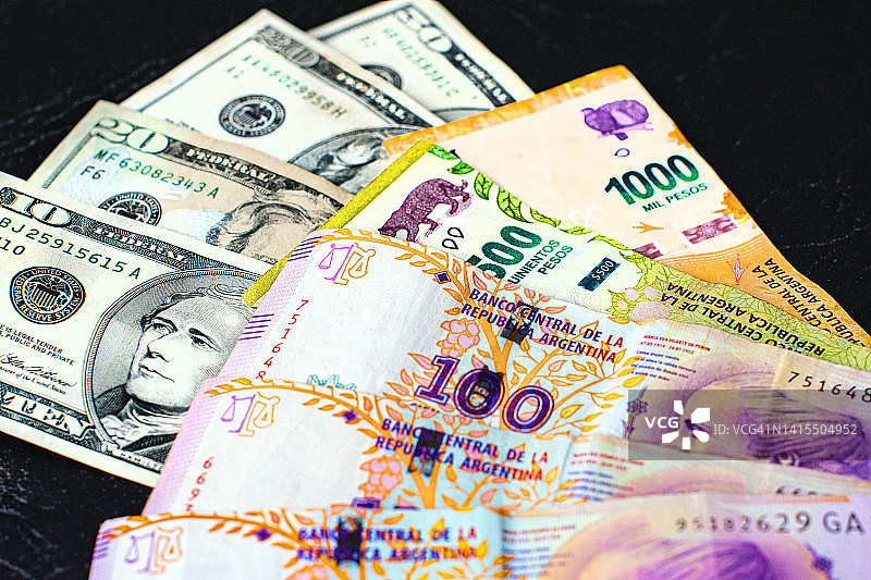 美元和阿根廷比索图片素材