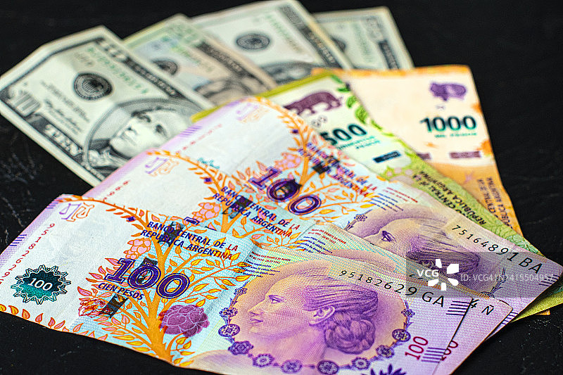 美元和阿根廷比索图片素材