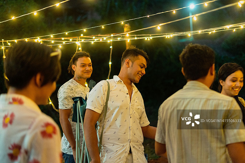 参加户外派对的年轻朋友群体图片素材