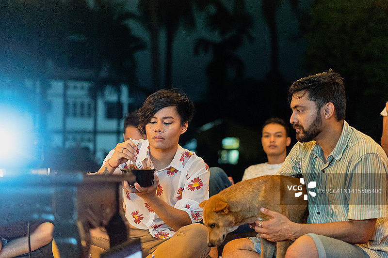 一群年轻朋友在户外晚会上玩乐图片素材