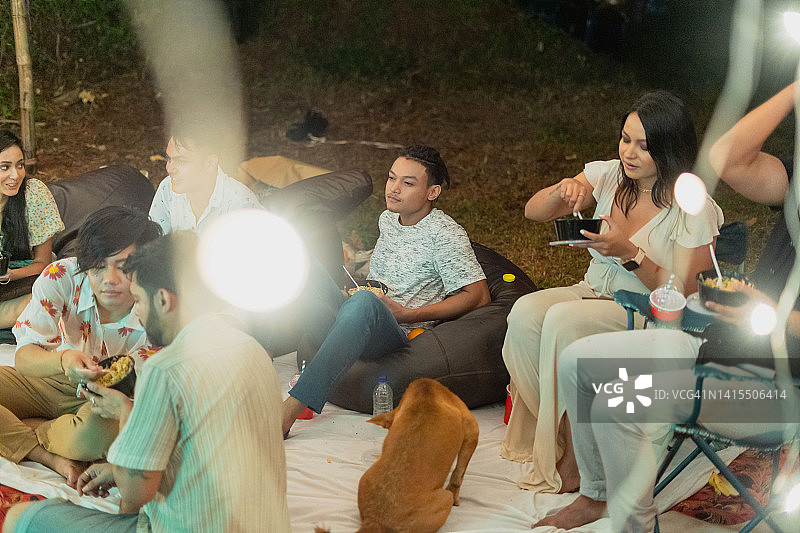 一群年轻朋友在户外晚会上玩乐图片素材