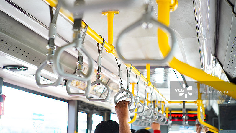 公共交通工具上的把手图片素材