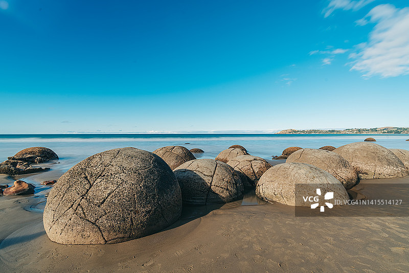 新西兰摩拉基海滩的巨大球形岩石图片素材
