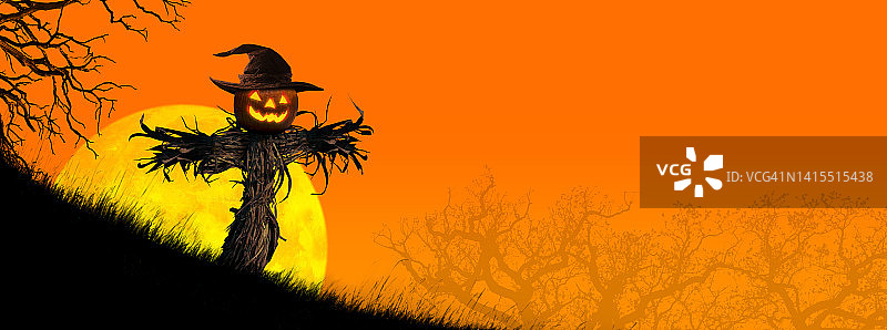 顶着南瓜灯的稻草人站在冉冉升起的月亮和橙色天空前图片素材
