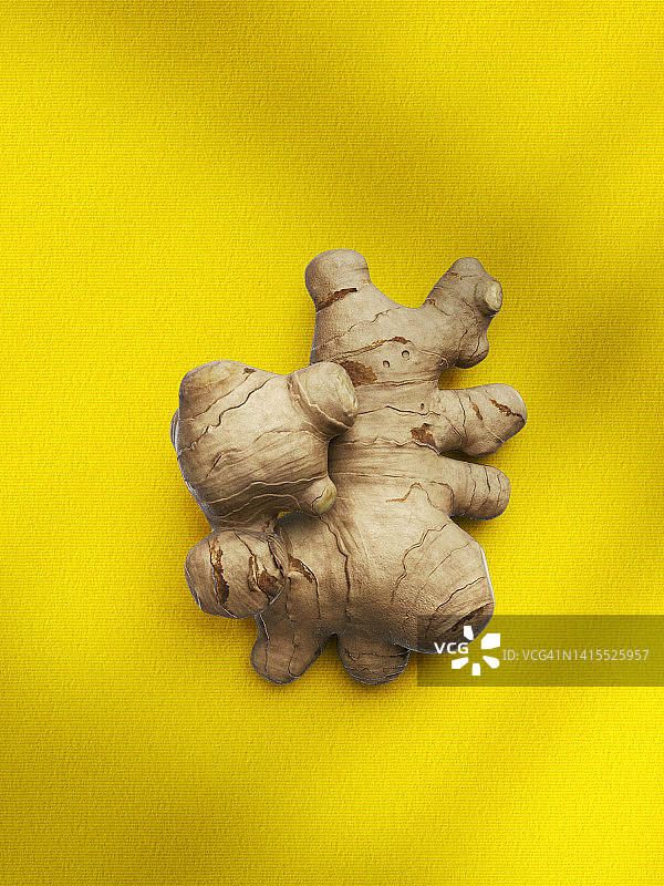 黄色背景下的生姜特写图片素材