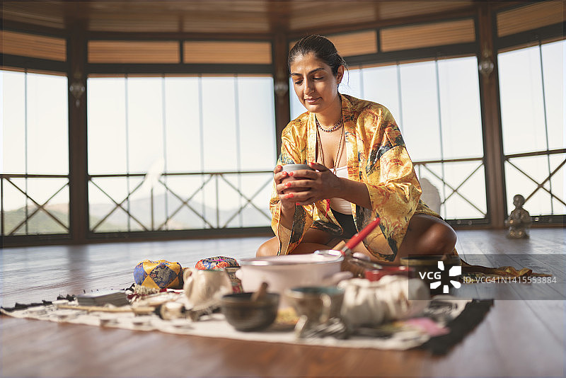 年轻女人举行可可仪式图片素材