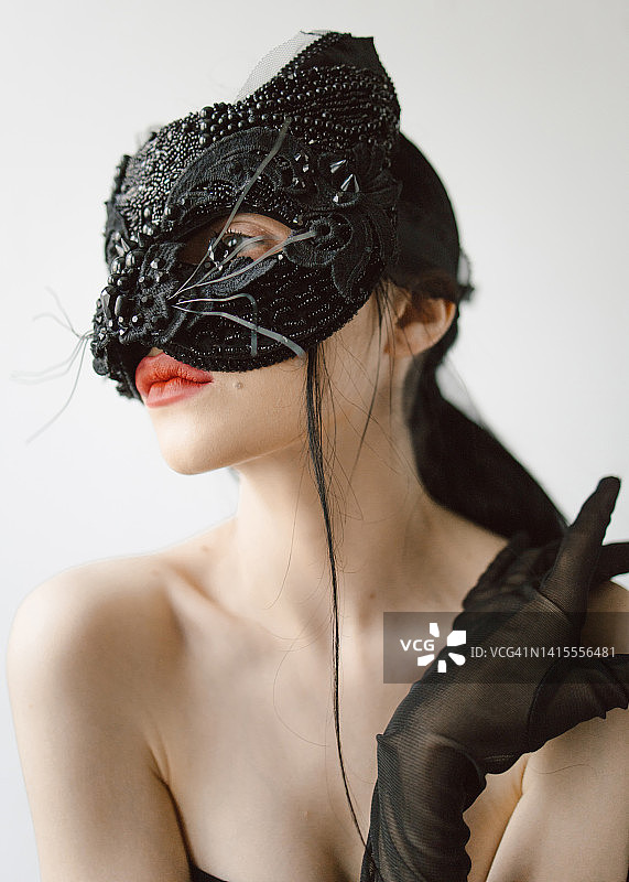 透过眼罩看出的年轻女人图片素材