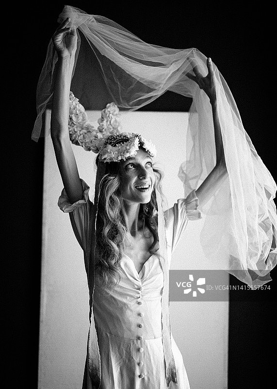 年轻女子戴着兔子耳朵图片素材