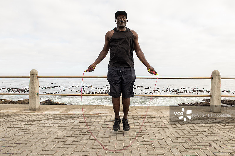 男子在长廊上跳跃图片素材