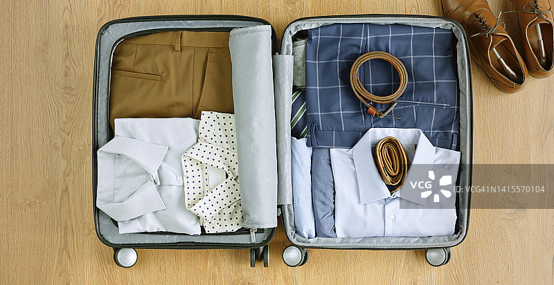 手提箱里折叠的衣服图片素材