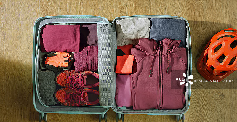 手提箱里折叠的衣服图片素材