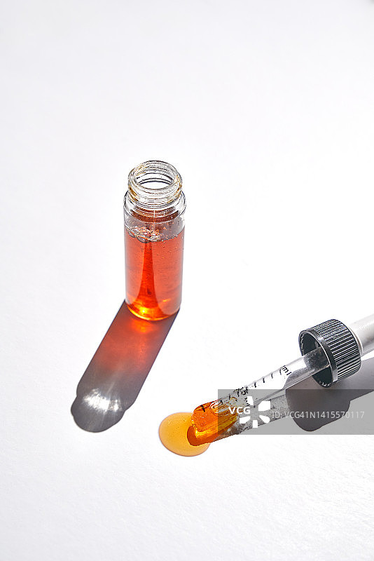 白色背景上的精油滴管图片素材