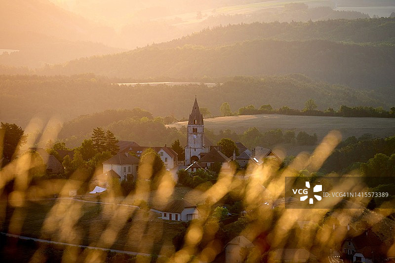 村庄教堂尖顶上的日出图片素材