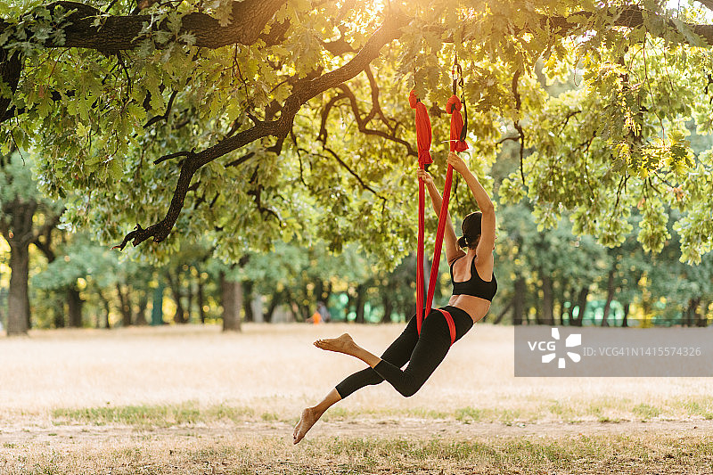 女人练习空中瑜伽图片素材